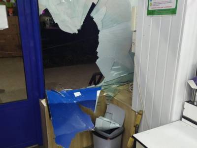 В Черкассах пьяный дебошир головой разбил витрину супермаркета