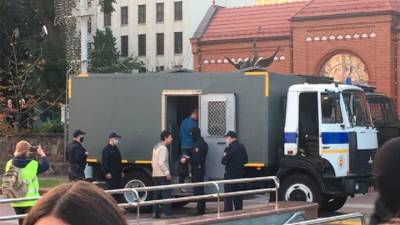 В центре Минска ОМОН опять задерживает людей