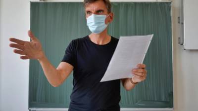 Педиатры требуют масочный режим для учителей на занятиях