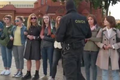 В Минске женщины на митинге отбили мужчину у ОМОНа