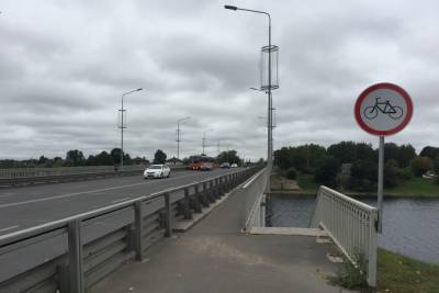 На мосту 50-летия Октября в Пскове теперь запрещено ездить на велосипеде