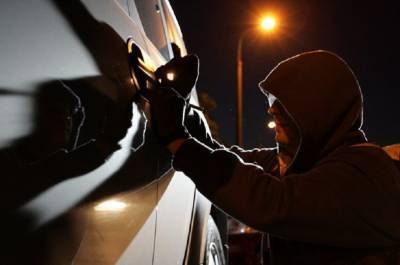 В Ульяновске приезжий парень обчистил три автомобиля