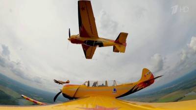 Впечатляющие фигуры высшего пилотажа в Кубинке показала группа на поршневых спортивных самолетах