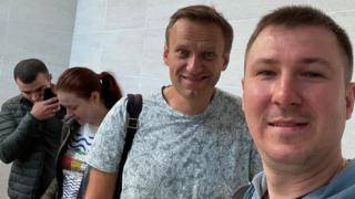 "Обернулся и увидел, что Алексей лежит". Рассказ летевшего с Навальным пассажира