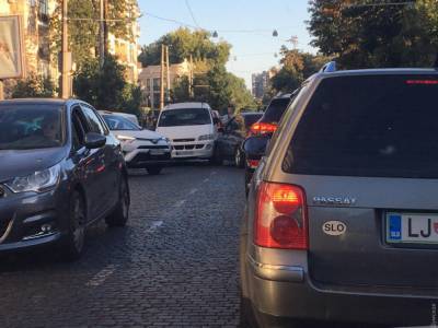 В центре Одессы дорогу не поделили микроавтобус и легковушка