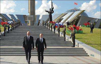 В одном окопе с Путиным. Почему Лукашенко раздувает миф о западной угрозе