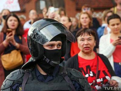 Циркачи: в эпицентре протеста в Минске «задержали» двух россиян