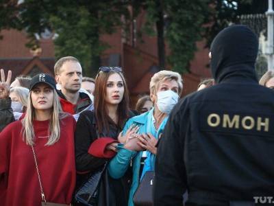 «Правда, сила и любовь на нашей стороне»: в Минске разворачивается женский протест