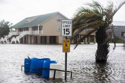 В США число жертв урагана «Лаура» увеличилось до 14
