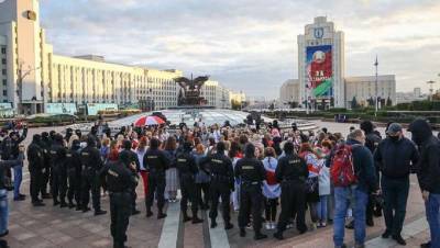 В Минске прошла женская акция протеста. Участниц окружили, но не задерживали бойцы ОМОНа