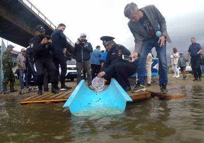 В Бурятии полицейские бережно выпустили в реку мальков осетра