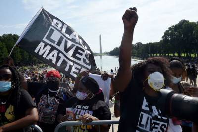 Тысячи протестующих против расизма вышли на улицы Вашингтона