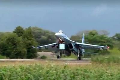 Истребитель ВВС Украины снес дорожный знак и улетел