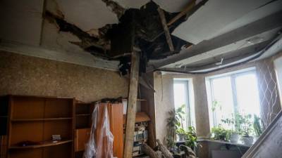 Шокирующие кадры: последствия обрушения потолка в трехэтажке во Владивостоке