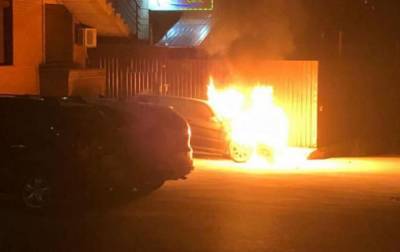Полиция расследуют причины пожара, при котором сгорела машина нардепа Лероса