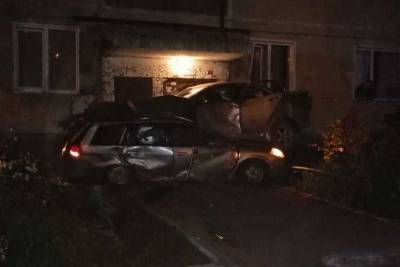Два автомобиля впечатались в жилой дом в Новосибирске