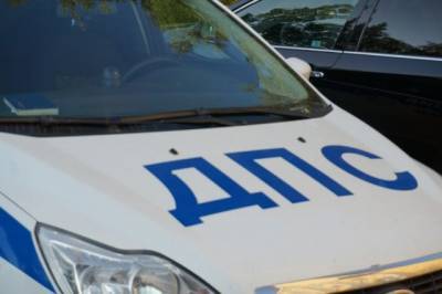 В Новосибирске два автомобиля врезались в подъезд жилого дома