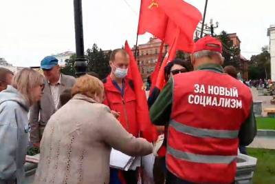 Хабаровск проявляет чудеса смелости и стойкости, и сегодня опять выходит на митинг, все больше красных флагов реет над толпой