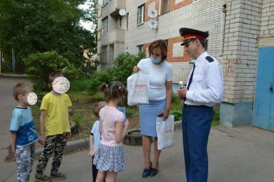 В Иванове детям из проблемной семьи полицейский дядя Степа подарил школьные принадлежности