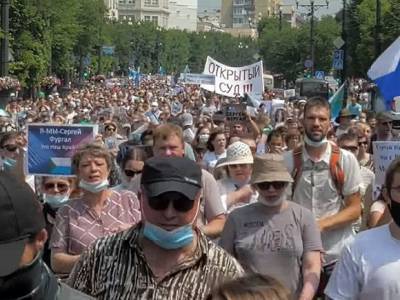 Тысячи митингующих в поддержку Фургала окружили здание правительства в Хабаровске