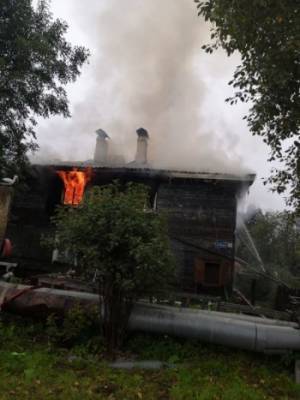 В Вохтоге горит многоквартирный жилой дом