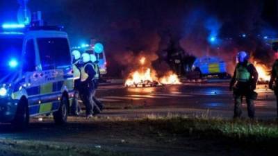 Экстремисты сожгли Коран и спровоцировали беспорядки в Швеции (ФОТО)