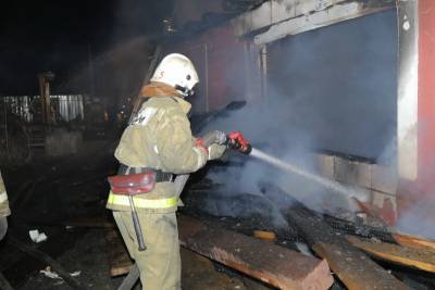 В Смоленском районе загорелись жилой и строящийся дома