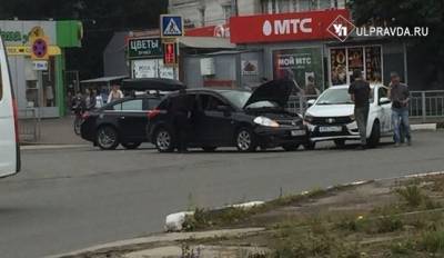 На севере Ульяновска столкнулись три автомобиля
