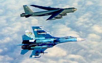 Российские Су-27 отогнали от границ американские В-52Н над двумя морями
