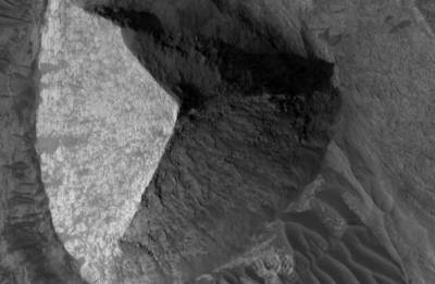 На Марсе обнаружена еще одна трехсторонняя пирамида