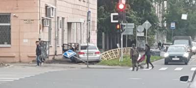 Автомобиль вылетел на тротуар и едва не врезался в здание Паспортной службы в Петрозаводске (ФОТО, ВИДЕО)