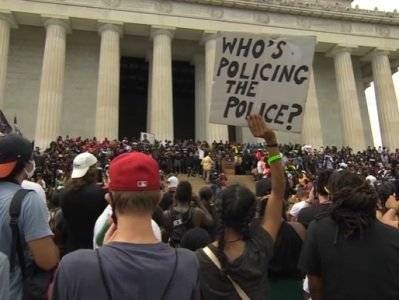 Тысячи американцев провели шествие в Вашингтоне в знак протеста против насилия на расовой почве