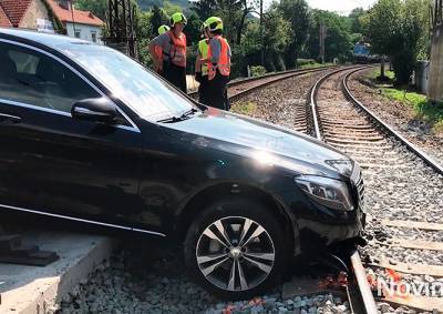 В Чехии пассажирский поезд едва не столкнулся с автомобилем