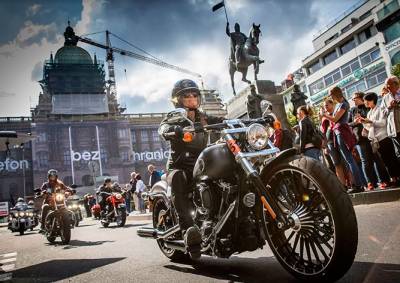 В субботу тысячи мотоциклов Harley-Davidson проедут по центру Праги