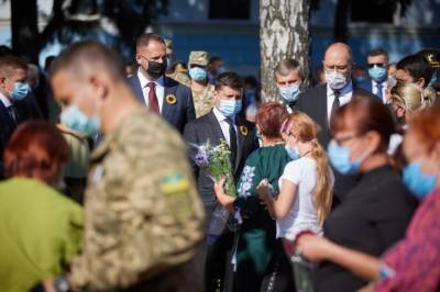 Зеленский в годовщину Иловайской трагедии почтил память воинов, погибших в боевых действиях на Донбассе