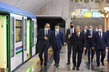 Фото. Мирзиёеву показали новые станции Юнусабадской линии метрополитена