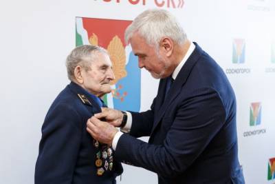Владимир Уйба вручил награду «Почетный гражданин Республики Коми» ветерану Великой Отечественной войны