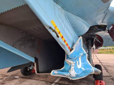 Истребитель Су-27 ВВС Украины снес дорожный знак во время учений - news-front.info - Украина - Киев