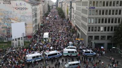 В Берлине тысячи человек вышли на улицы на акцию против ковидных ограничений