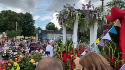Парад "Фестиваля цветов" стартовал в Петербурге