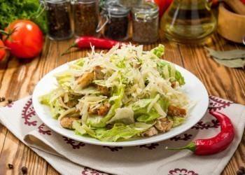 Шеф-повар объяснил любовь россиян к салату «Цезарь»