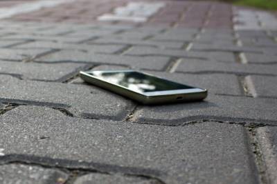 Женщина нашла телефон на дороге в Тверской области и оказалась в полиции