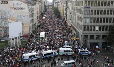 В Берлине проходят многотысячные протесты против карантина