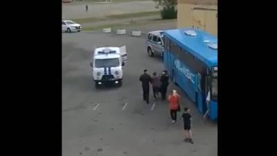 Пассажирка автобуса отказалась надеть маску и покусала полицейского