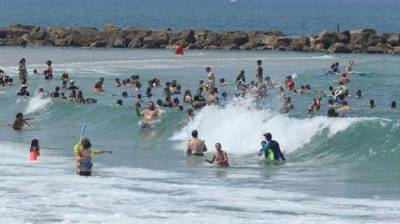 Последняя суббота лета: сотни тысяч израильтян выехали к морю и на природу