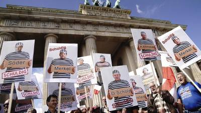 Акция против "коронадиктатуры" в Берлине собрала ок. 20 тыс. участников