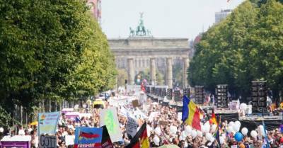 Полиция в Берлине распустила многотысячный митинг против Covid-ограничений перед его началом