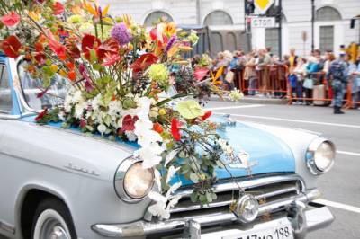 Парад цветов прошел в центре Петербурга