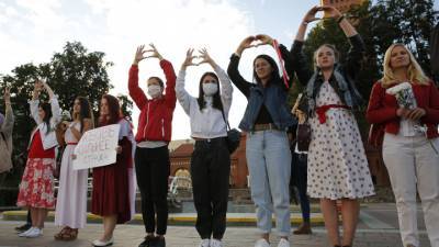Женщины устроили акцию на площади Победы в Минске