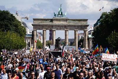 В Берлине тысячи человек вышли на акцию против коронавирусных ограничений